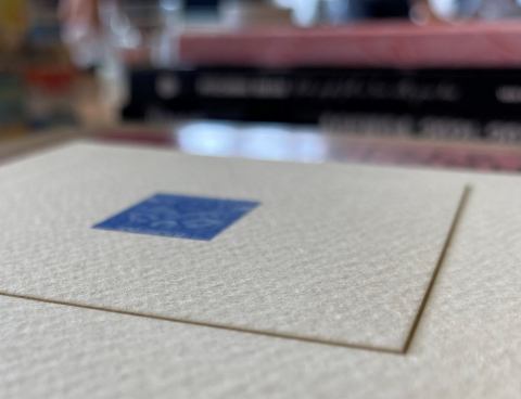 een embossing op een los vel