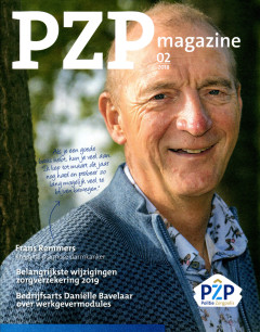 man op voorkant glimlachend