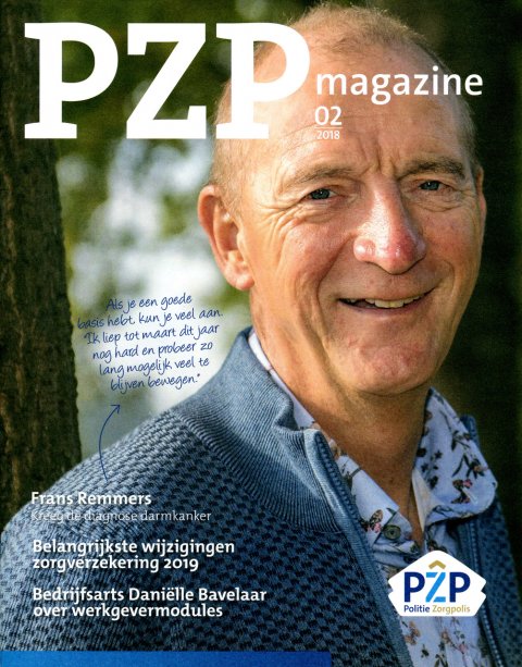 man op voorkant glimlachend
